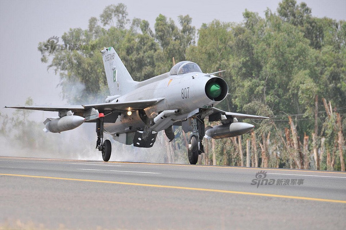 Quan sat tiem kich MiG-21 cai tien cat canh tren cao toc-Hinh-4