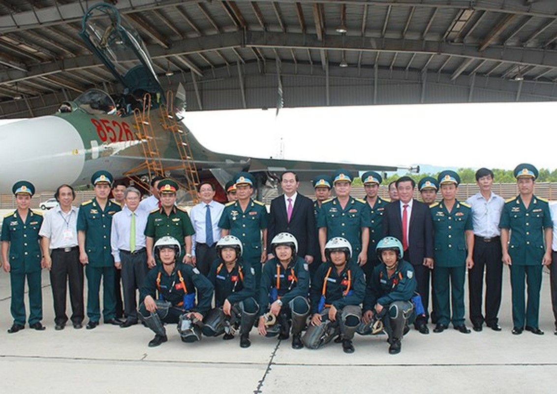 Tiem kich Su-27 cua Viet Nam bat ngo doi mau nguy trang