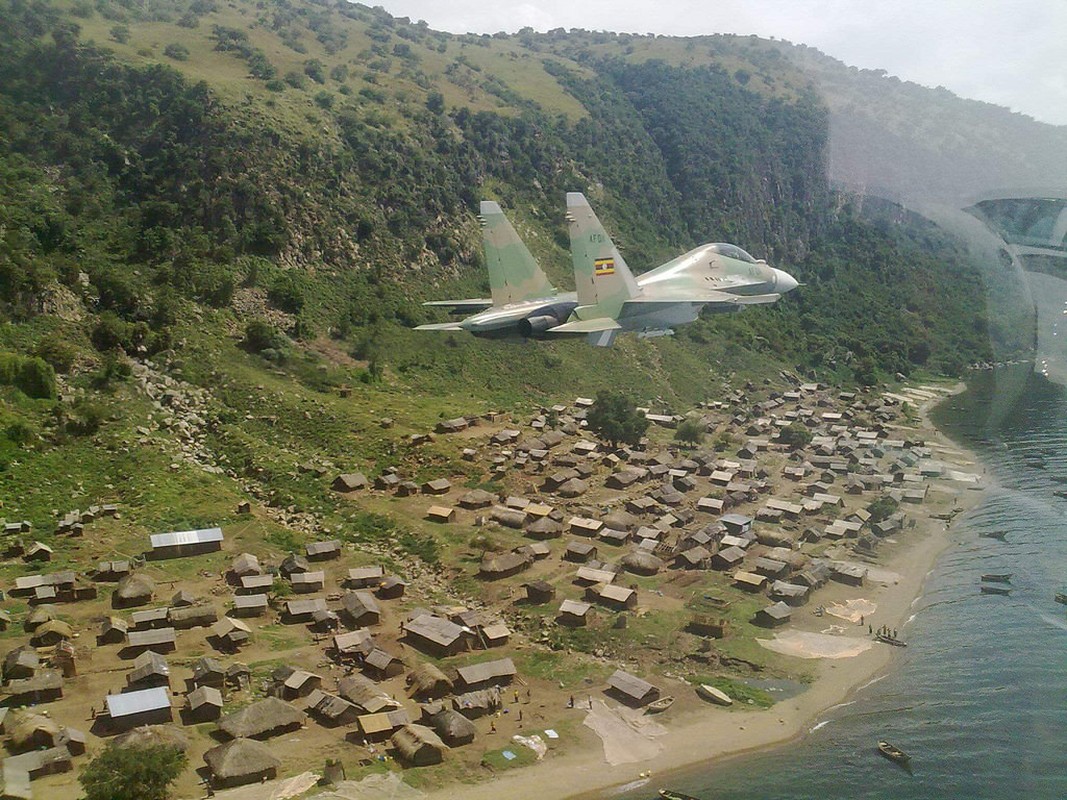 Anh hiem may bay Su-30MK2 hoat dong o Uganda