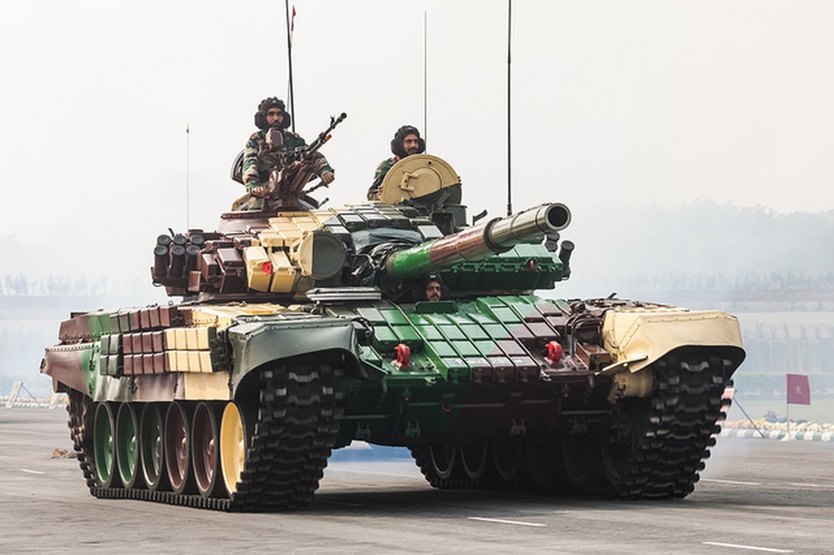 To tuong 100 xe tang T-72 ap sat bien gioi Trung Quoc-Hinh-14