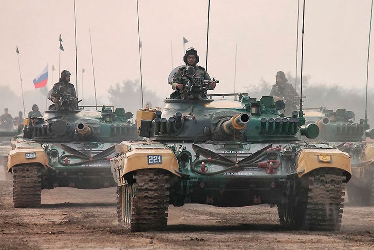 To tuong 100 xe tang T-72 ap sat bien gioi Trung Quoc-Hinh-4