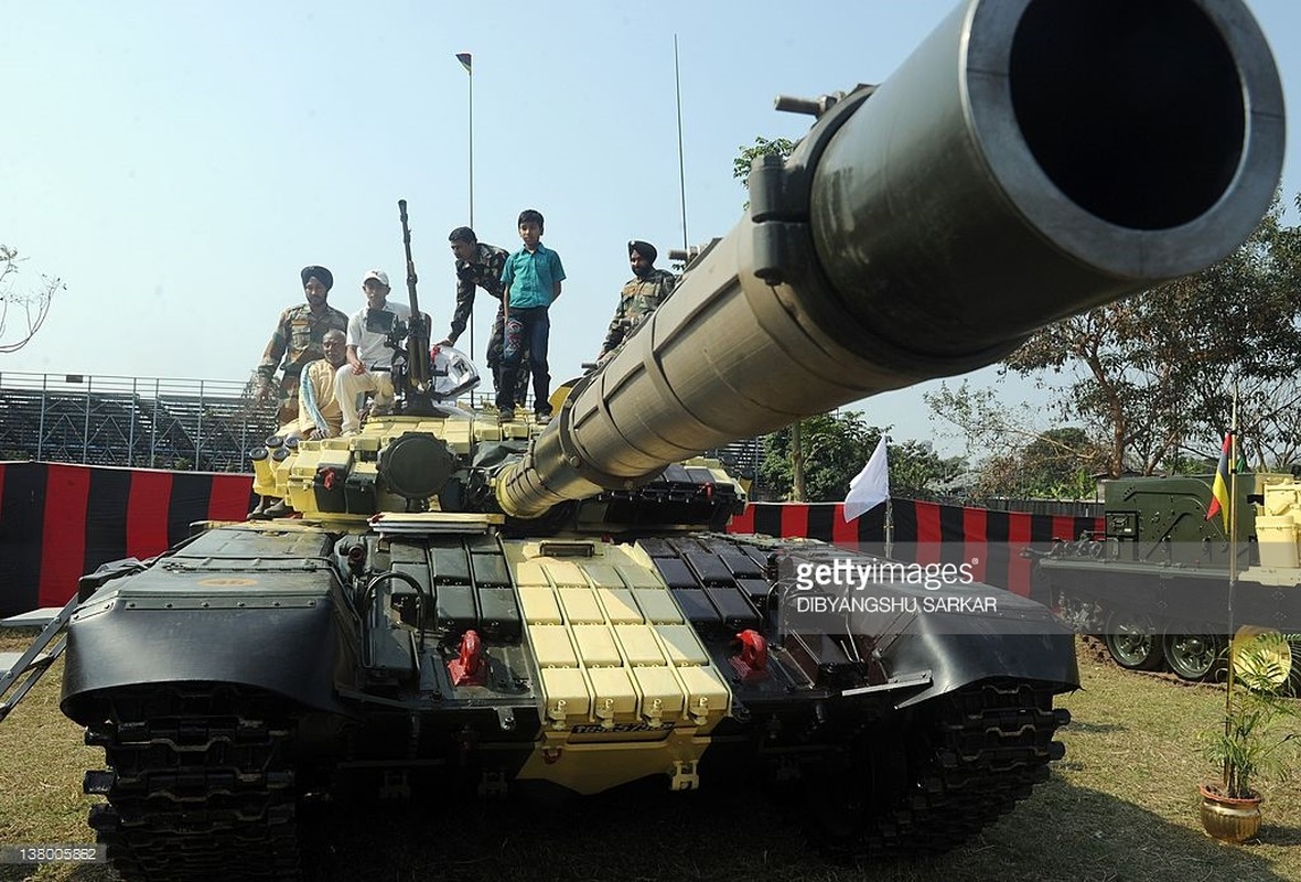 To tuong 100 xe tang T-72 ap sat bien gioi Trung Quoc-Hinh-9