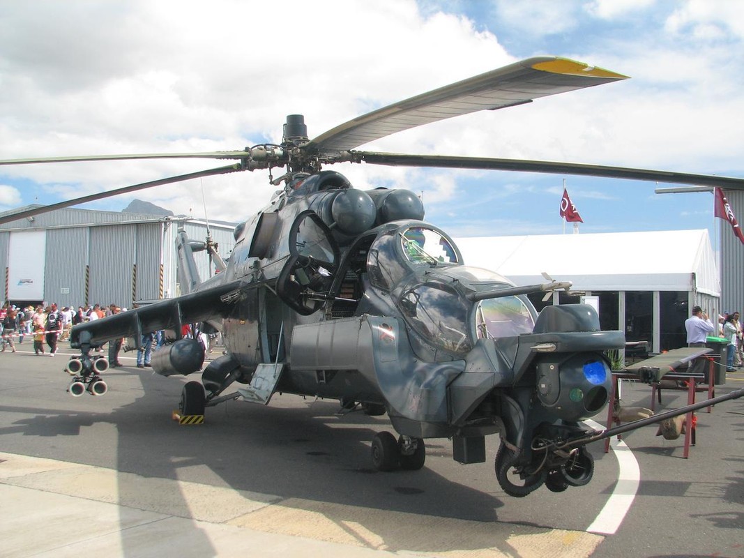 Khiep dam hinh dang “xe tang bay” Mi-24 cua…Nam Phi-Hinh-7