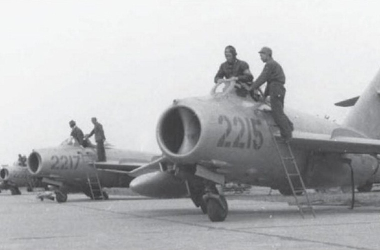 Bat ngo: Tiem kich MiG-17 Viet Nam hoa ra co “mat than”
