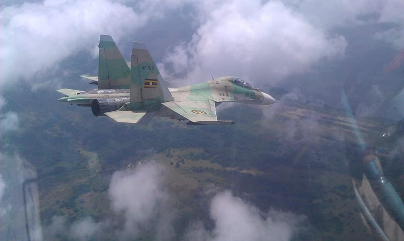 Anh: Tiem kich Su-30MK2 ha canh bang “bung” o Uganda-Hinh-6