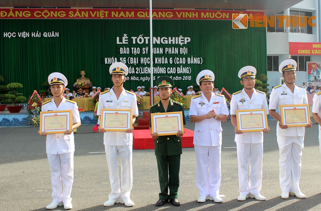 Khoanh khac dang nho le tot nghiep si quan Hai quan VN-Hinh-4