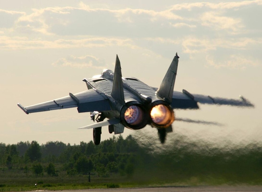 Chien tich kho tin cua tiem kich MiG-25 truoc may bay My-Hinh-13