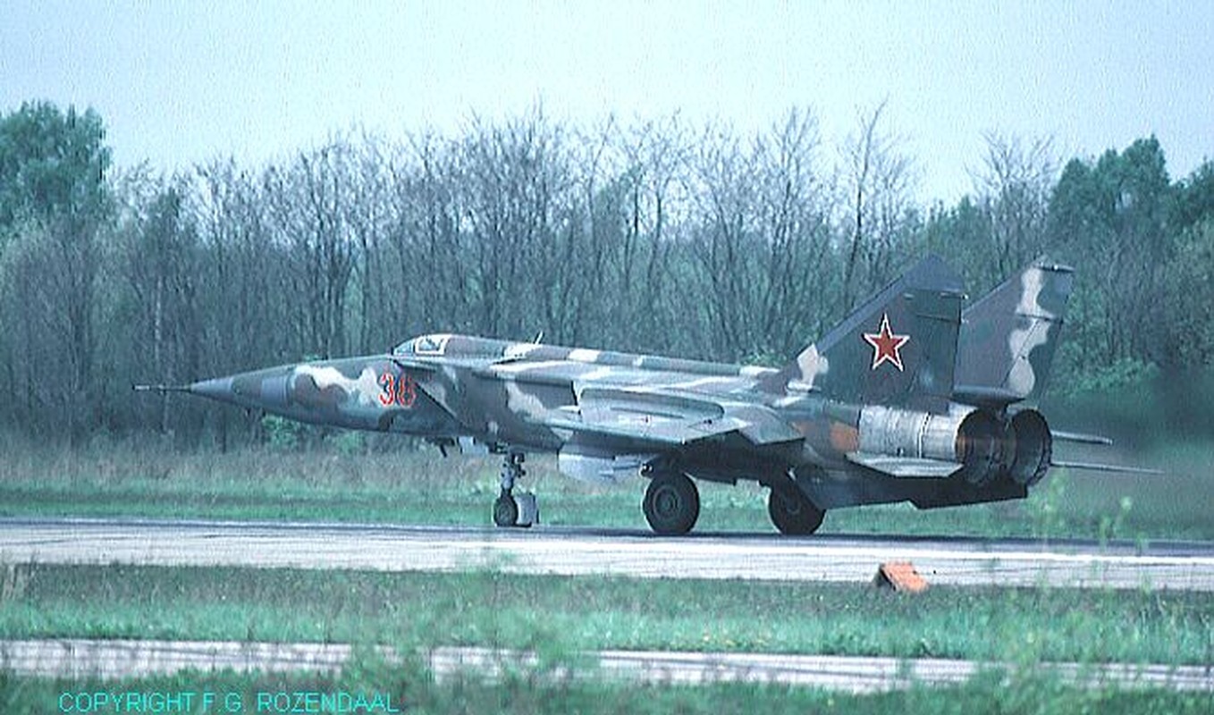 Chien tich kho tin cua tiem kich MiG-25 truoc may bay My