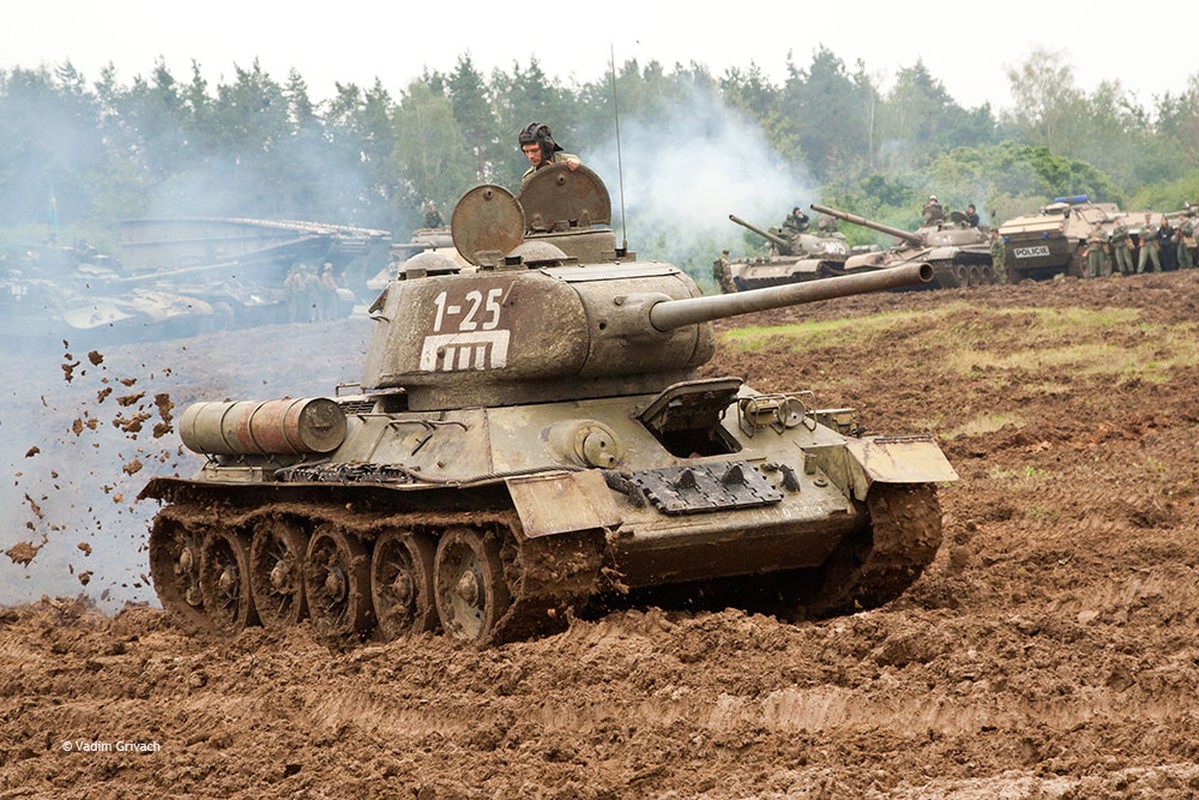 Т 34 люди. Танк т34. Танк т-34 в бою. Танк т-34-85 в бою. Т 34 85 В бою.