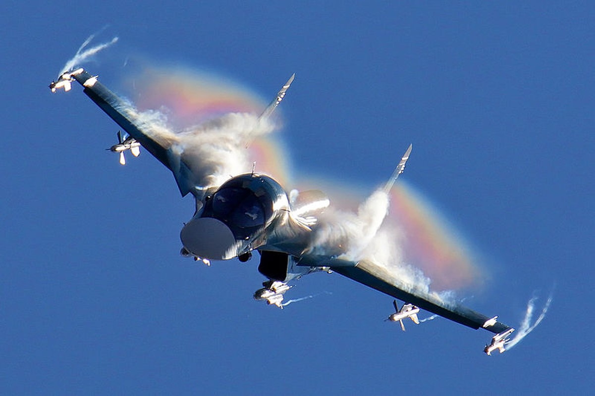 Lo dien hinh dang may bay tiem kich-bom Su-32-Hinh-7