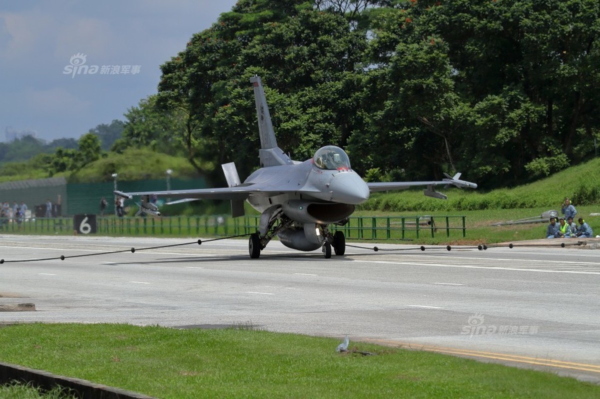 Hoanh trang tiem kich F-15/16 Singapore ha canh tren quoc lo-Hinh-3