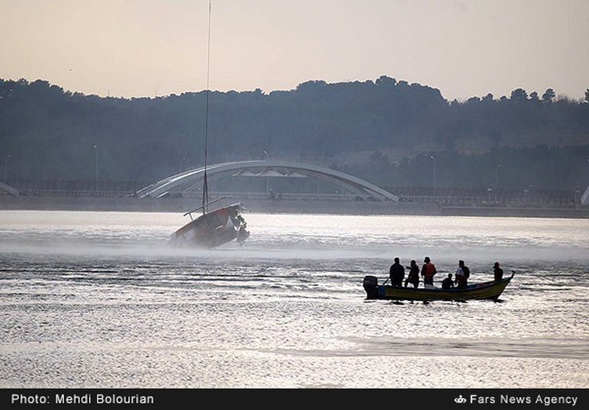 Muc kich truc thang Mi-17 Iran cau xac may bay roi-Hinh-2