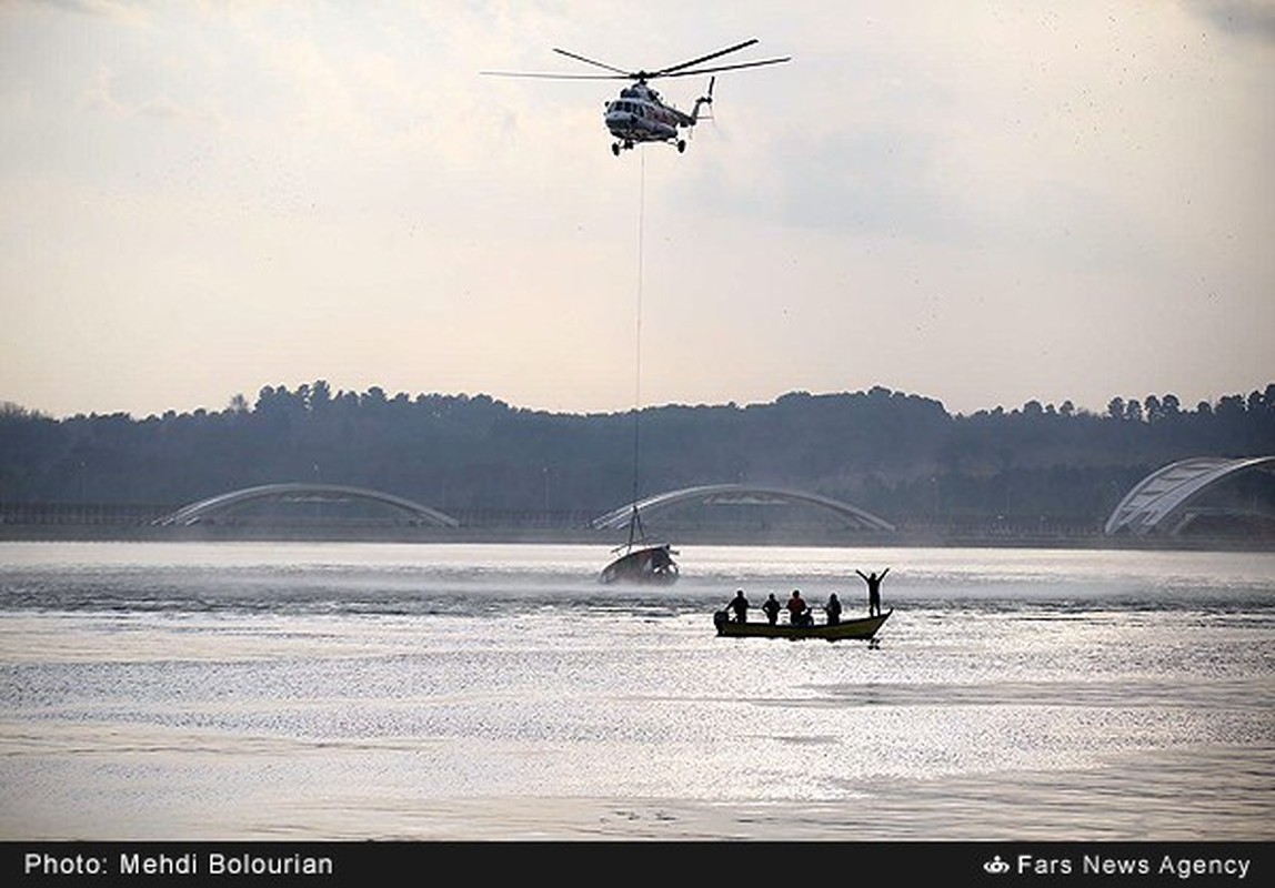 Muc kich truc thang Mi-17 Iran cau xac may bay roi-Hinh-7