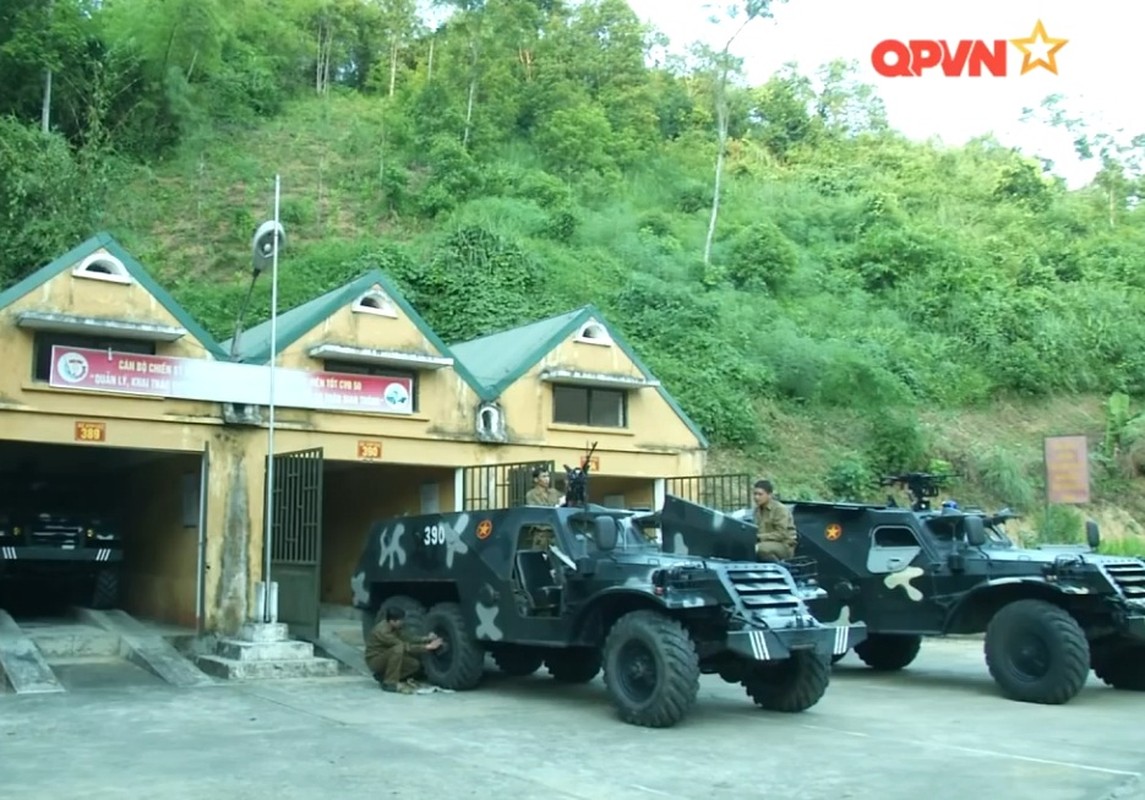 Vu khi dang gom tren “taxi chien truong” BTR-152 cua Viet Nam