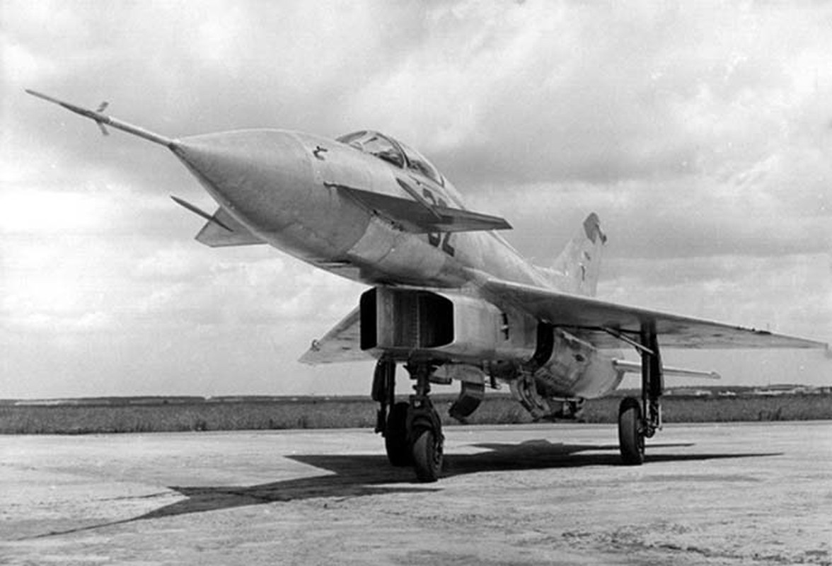 Giat nay minh hinh dang tiem kich MiG E-8 Lien Xo-Hinh-2