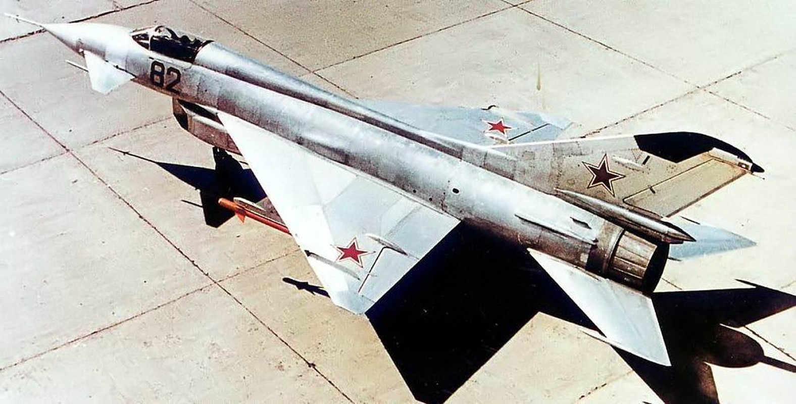 Giat nay minh hinh dang tiem kich MiG E-8 Lien Xo