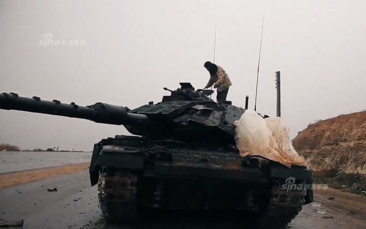 Kinh di canh xe tang Leopard 2A4 bi “xe nat” o Syria-Hinh-8