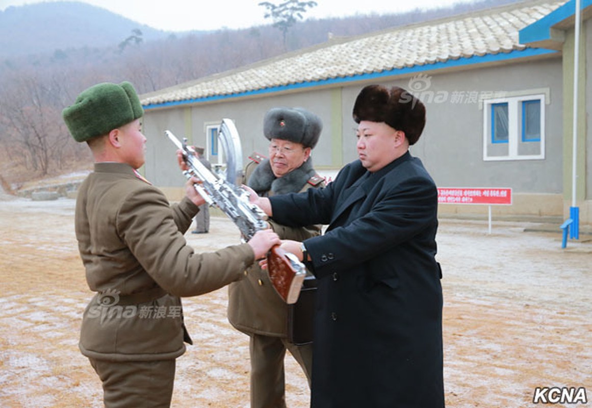 Muc kich ong Kim Jong-un chi dao xe tang vuot song bang-Hinh-10