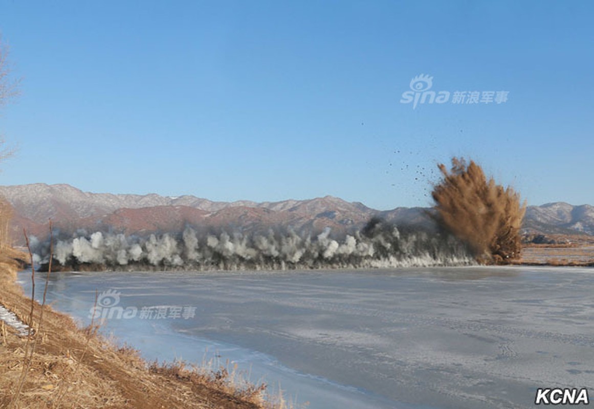 Muc kich ong Kim Jong-un chi dao xe tang vuot song bang-Hinh-3