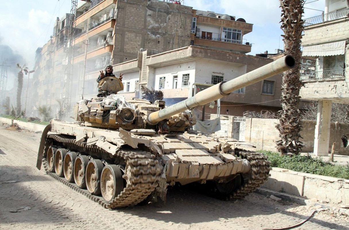 Ghe ron canh xe tang T-72 bi xe nat o Syria-Hinh-4
