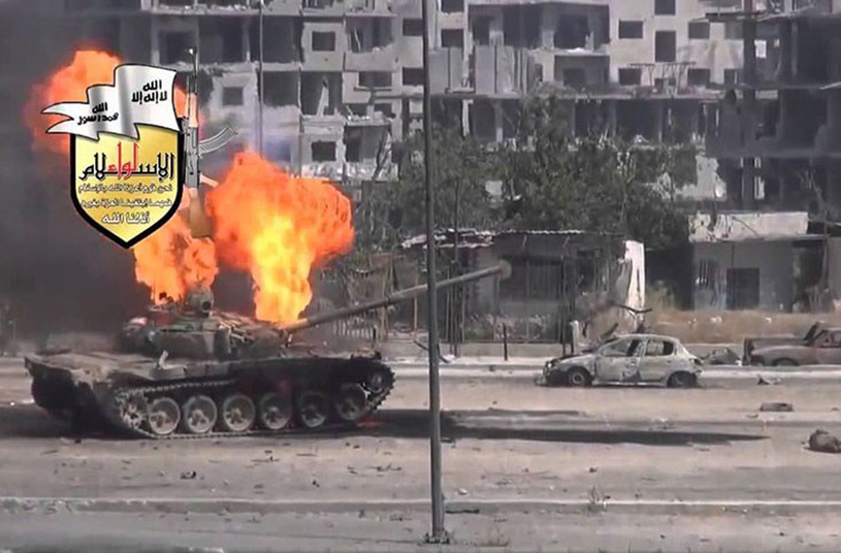 Ghe ron canh xe tang T-72 bi xe nat o Syria-Hinh-5