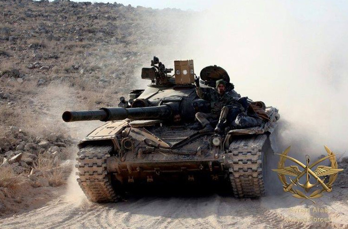Ghe ron canh xe tang T-72 bi xe nat o Syria-Hinh-7