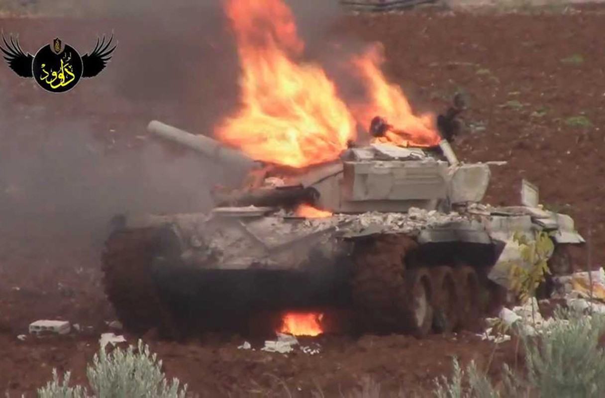 Ghe ron canh xe tang T-72 bi xe nat o Syria-Hinh-9