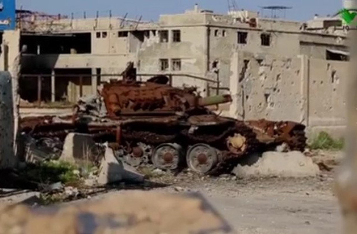 Ghe ron canh xe tang T-72 bi xe nat o Syria