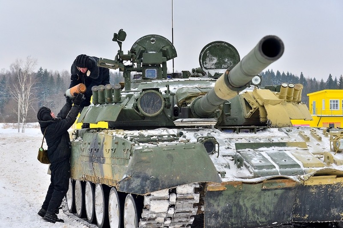 Muc kich xe tang T-80U tap tran bao ve Moscow-Hinh-2