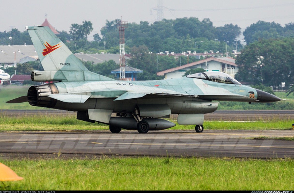 Mat phanh, tiem kich F-16 truot khoi duong bang, lat ngua-Hinh-6