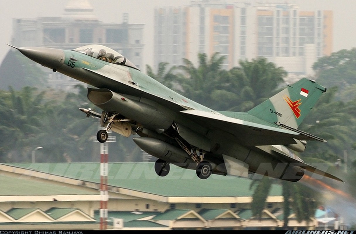 Mat phanh, tiem kich F-16 truot khoi duong bang, lat ngua-Hinh-7