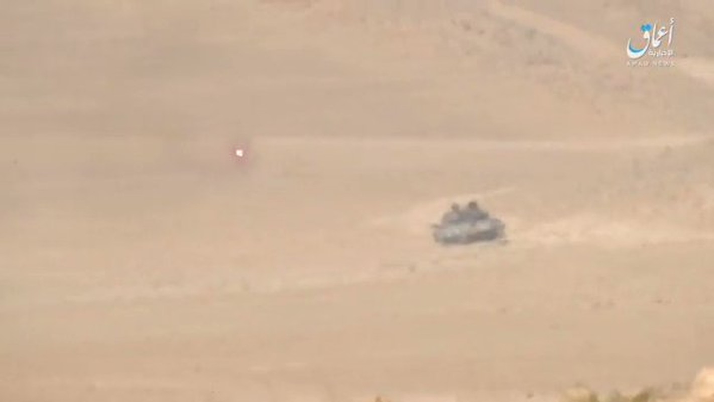 Khoanh khac xe tang T-62M bi xe xac o Syria