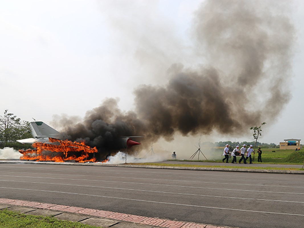 Bat ngo nhiem vu MiG-21 Viet Nam sau quyet dinh nghi huu-Hinh-3