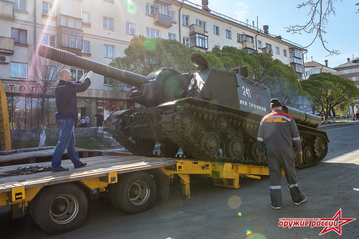 “Quai thu” SU-152 bat ngo tai xuat trong duyet binh o Nga