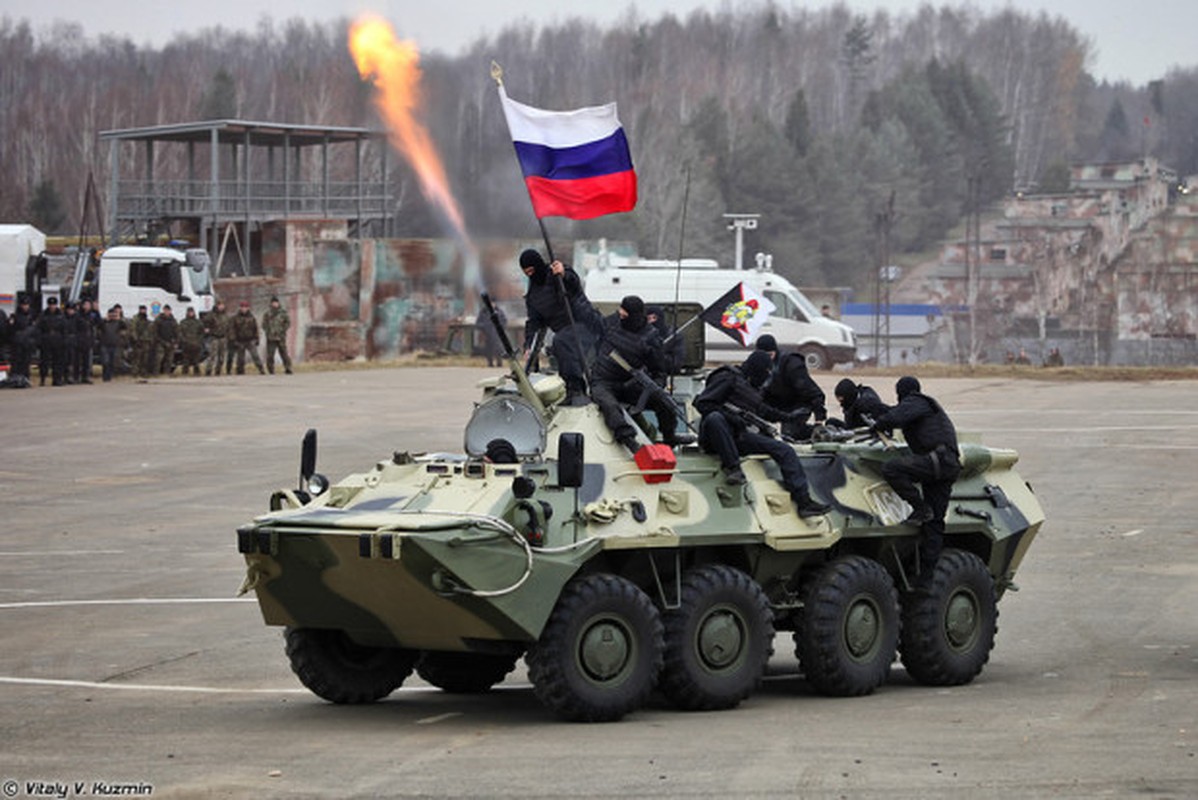 Kinh di: Xe thiet giap BTR-80 Nga bi ban bay thap phao-Hinh-9