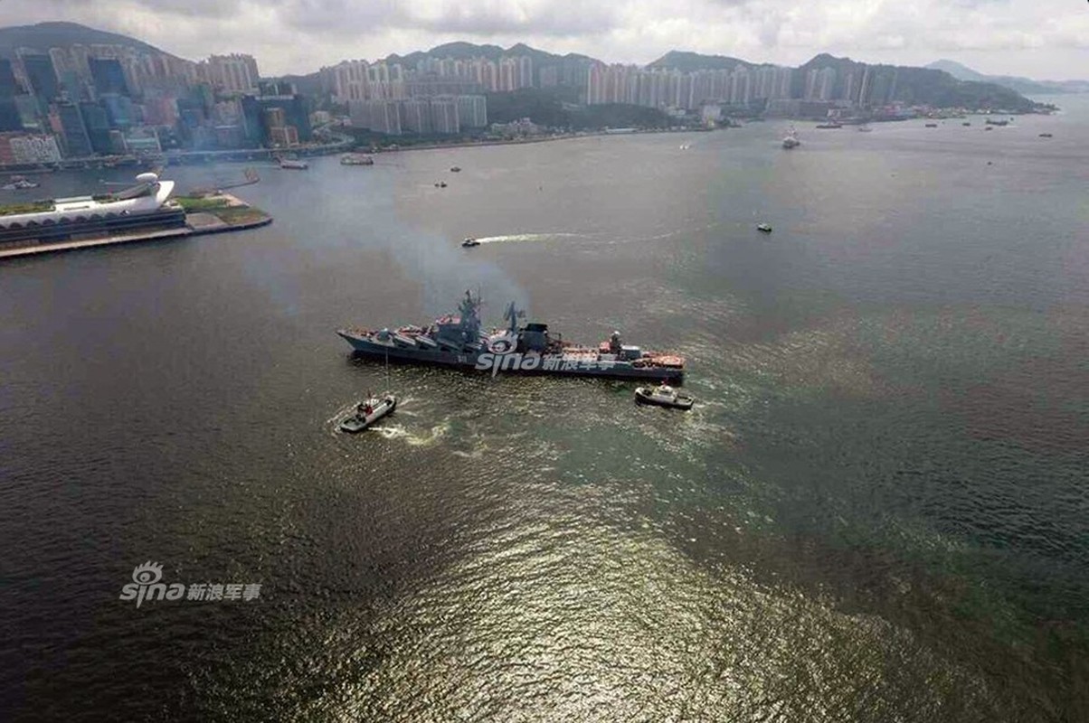 Cu dan Hong Kong “choang ngop” tuan duong ham Varyag cua Nga