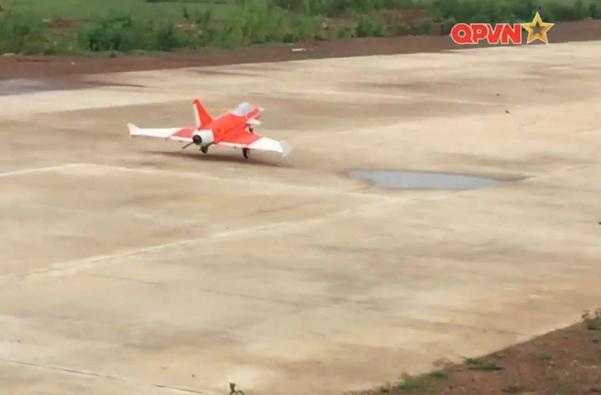 Than phuc qua may bay phan luc UAV-03 cua Viet Nam-Hinh-16