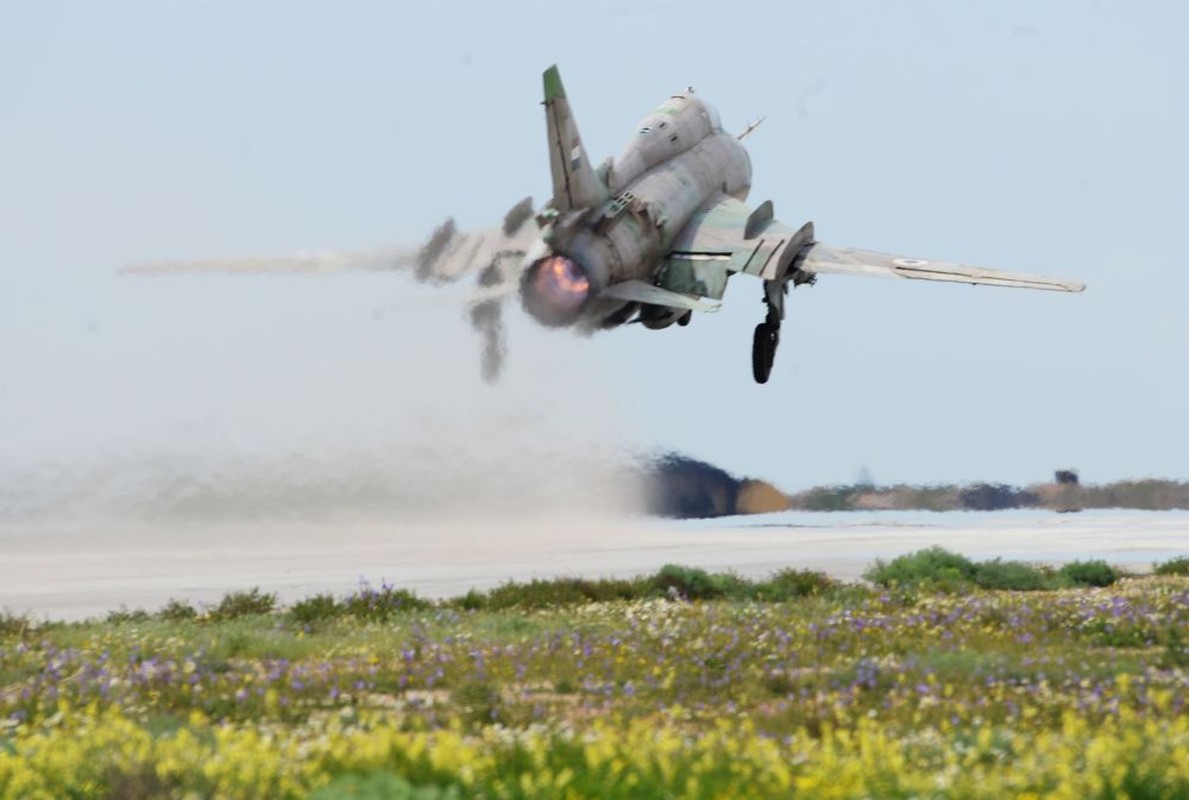 May bay Su-22 Syria bi F/A-18 ban roi: Khong the dap tra-Hinh-7