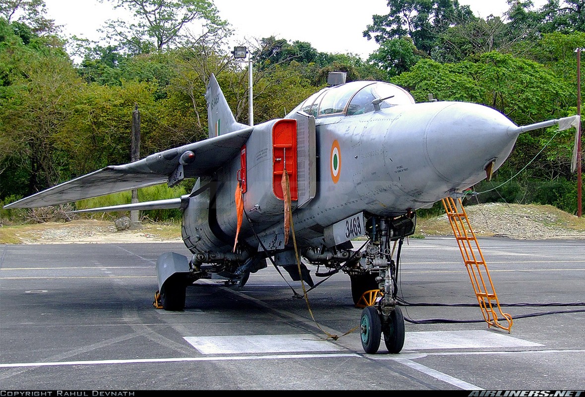 Tham khoc hien truong tiem kich MiG-23 roi, no tan tanh-Hinh-8