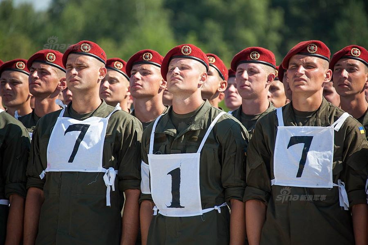 Lom com doi hinh duyet binh cua Ve binh Quoc gia Ukraine-Hinh-3