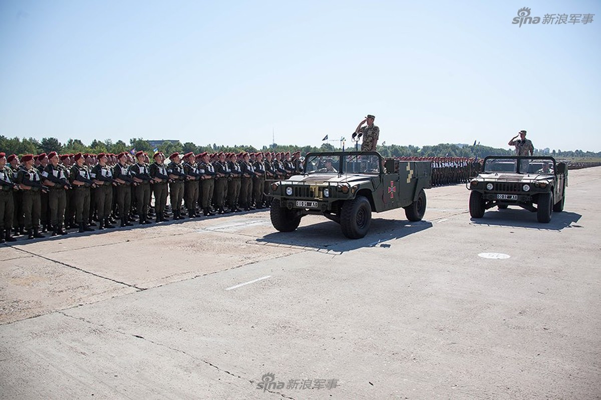 Lom com doi hinh duyet binh cua Ve binh Quoc gia Ukraine-Hinh-5