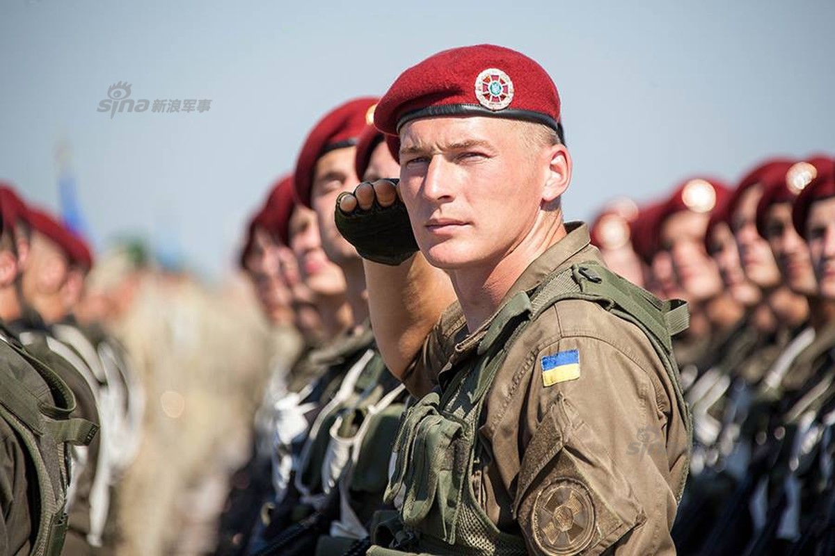 Lom com doi hinh duyet binh cua Ve binh Quoc gia Ukraine