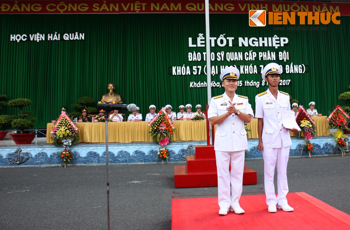 Khoanh khac an tuong trong le tot nghiep HVHQ Viet Nam-Hinh-4