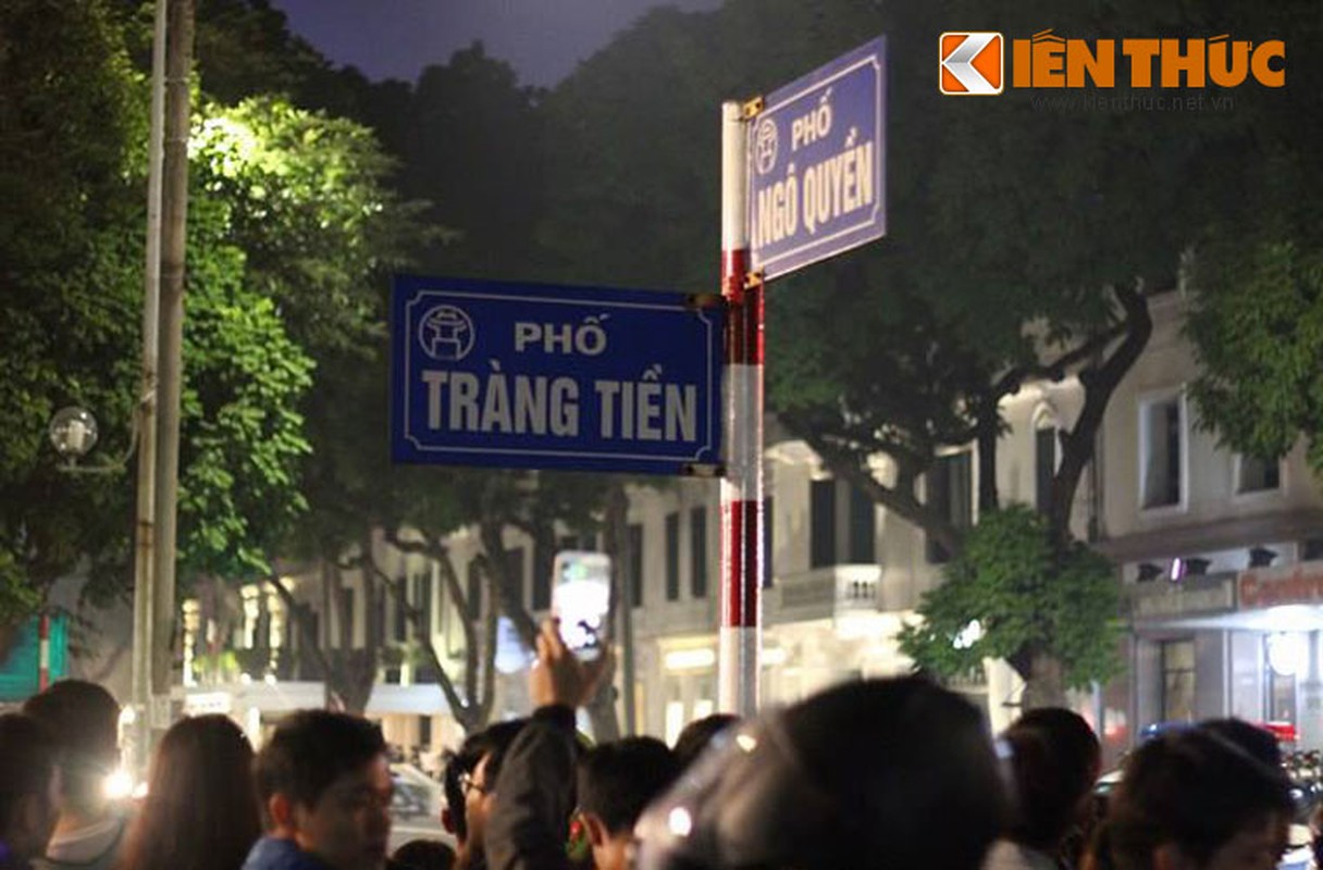 Nguoi Ha Noi ho to &quot;Welcome to Viet Nam&quot; chao don Tong thong Donald Trump-Hinh-2