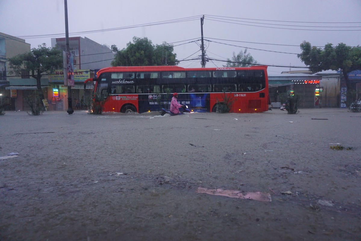 Mua khung khiep nhieu tieng, Da Nang ngap lut chua tung thay-Hinh-12