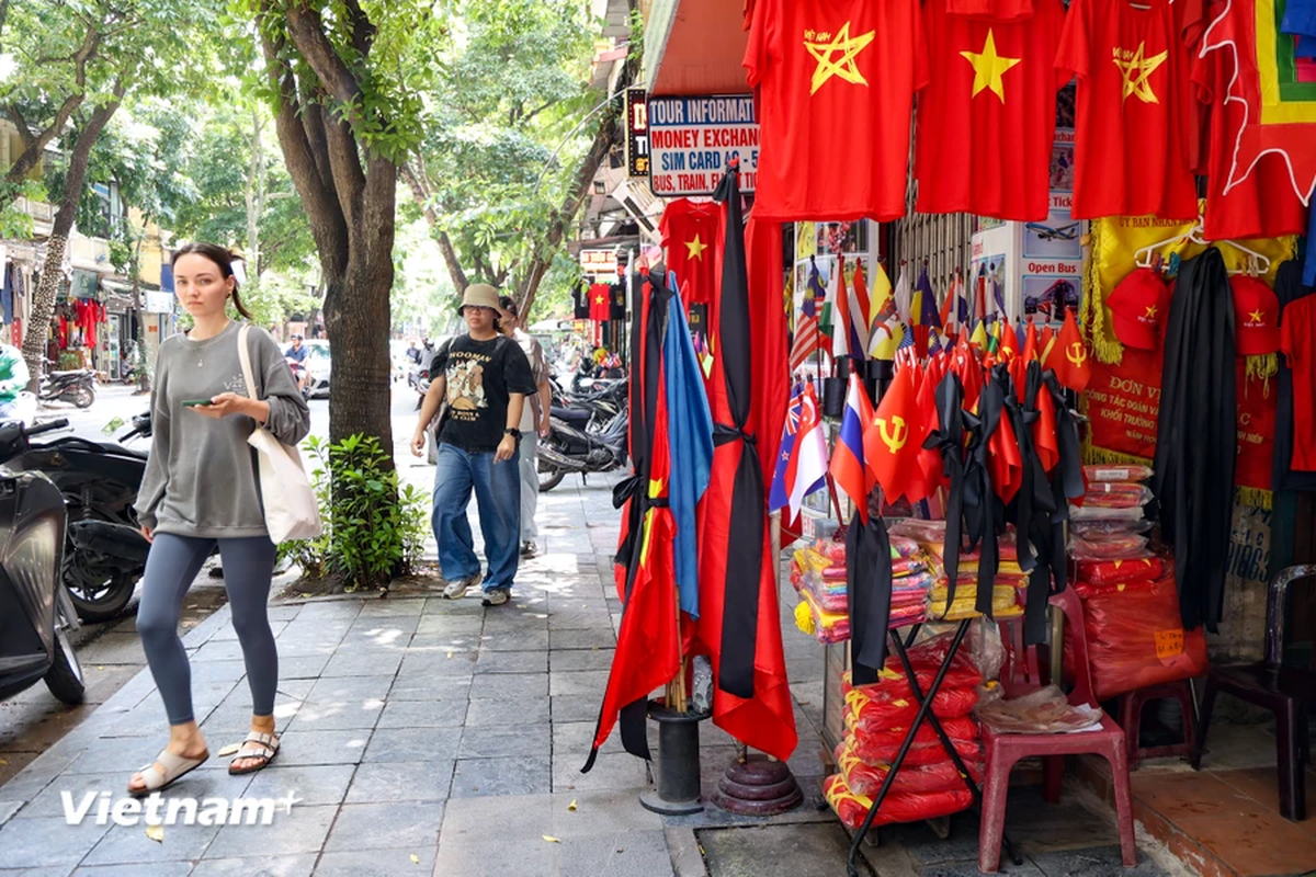 Ha Noi: Nhieu don vi treo co ru som tuong nho Tong Bi thu Nguyen Phu Trong-Hinh-10