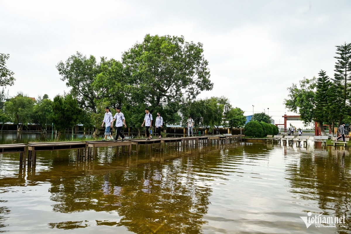 View - 	Xem thầy cô ở Nam Định bắc cầu cho học sinh vào lớp