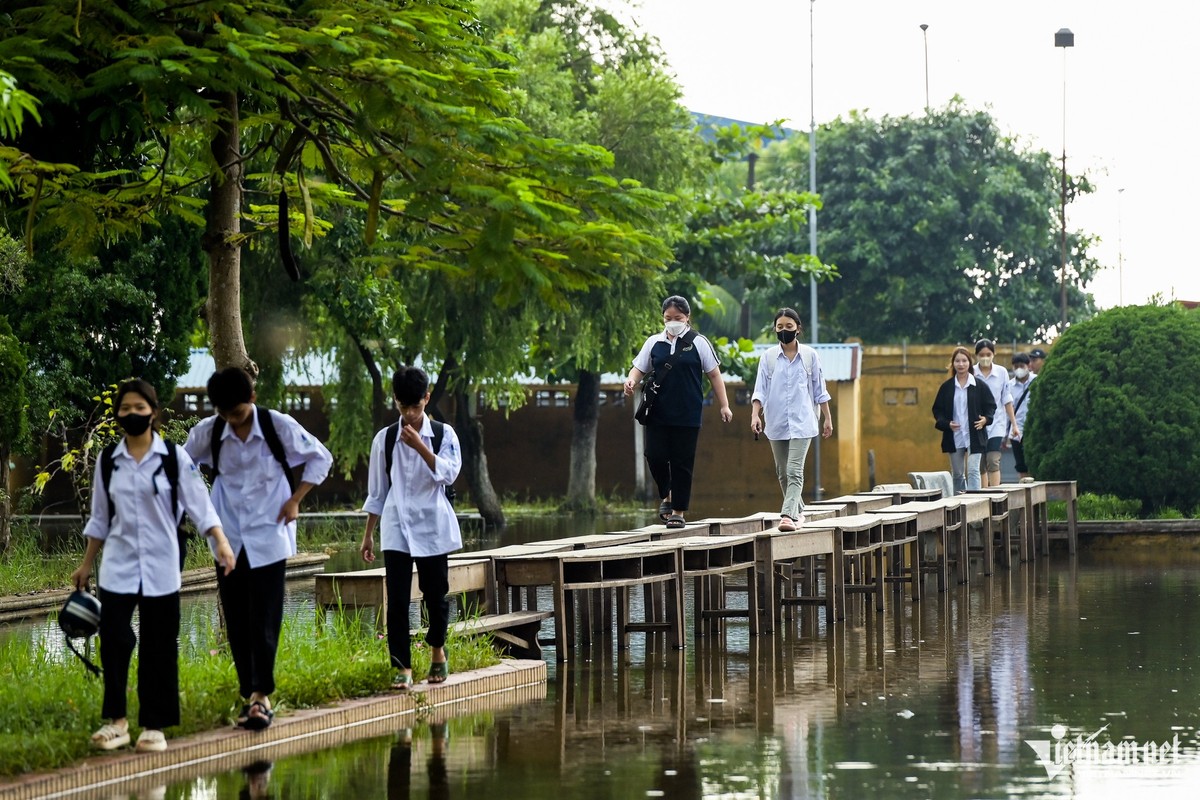 View - 	Xem thầy cô ở Nam Định bắc cầu cho học sinh vào lớp