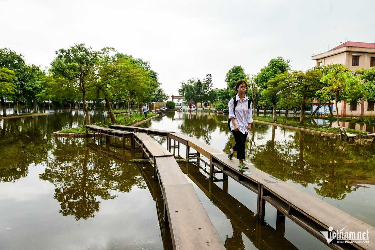 View - 	Xem thầy cô ở Nam Định bắc cầu cho học sinh vào lớp