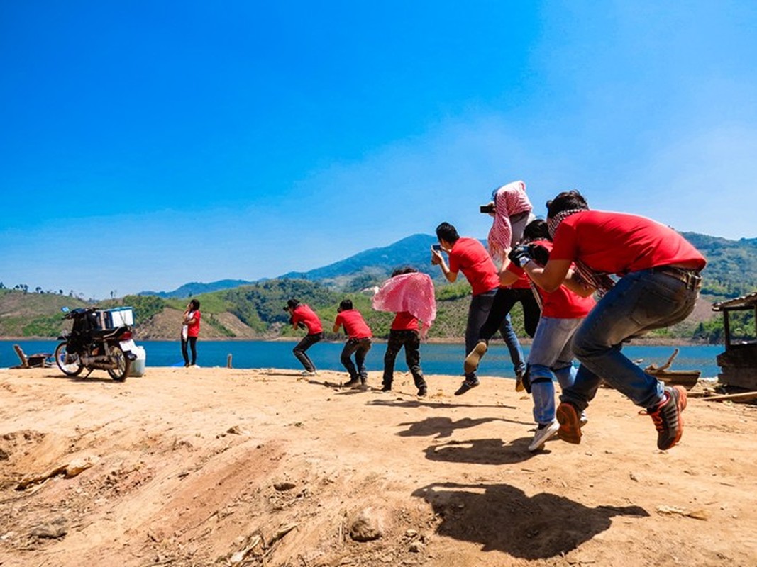 Ngám dan phuọt trẻ tạo dáng chụp ảnh bay sieu dị-Hinh-14